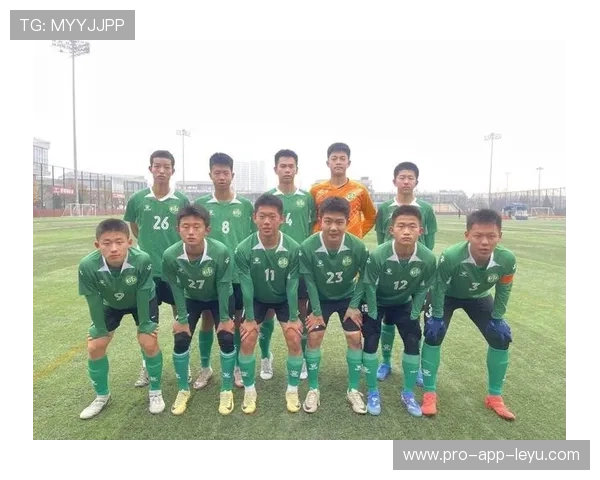 足球俱乐部与学校联合举办校园足球节，学校足球俱乐部的成员